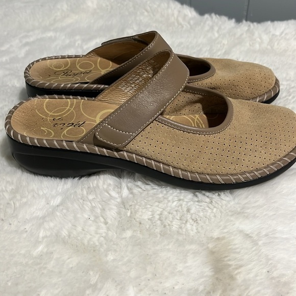 Propet suede slip on shoes - Picture 4 of 6